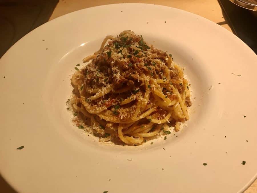 Spaghetti Bolognese anrichten