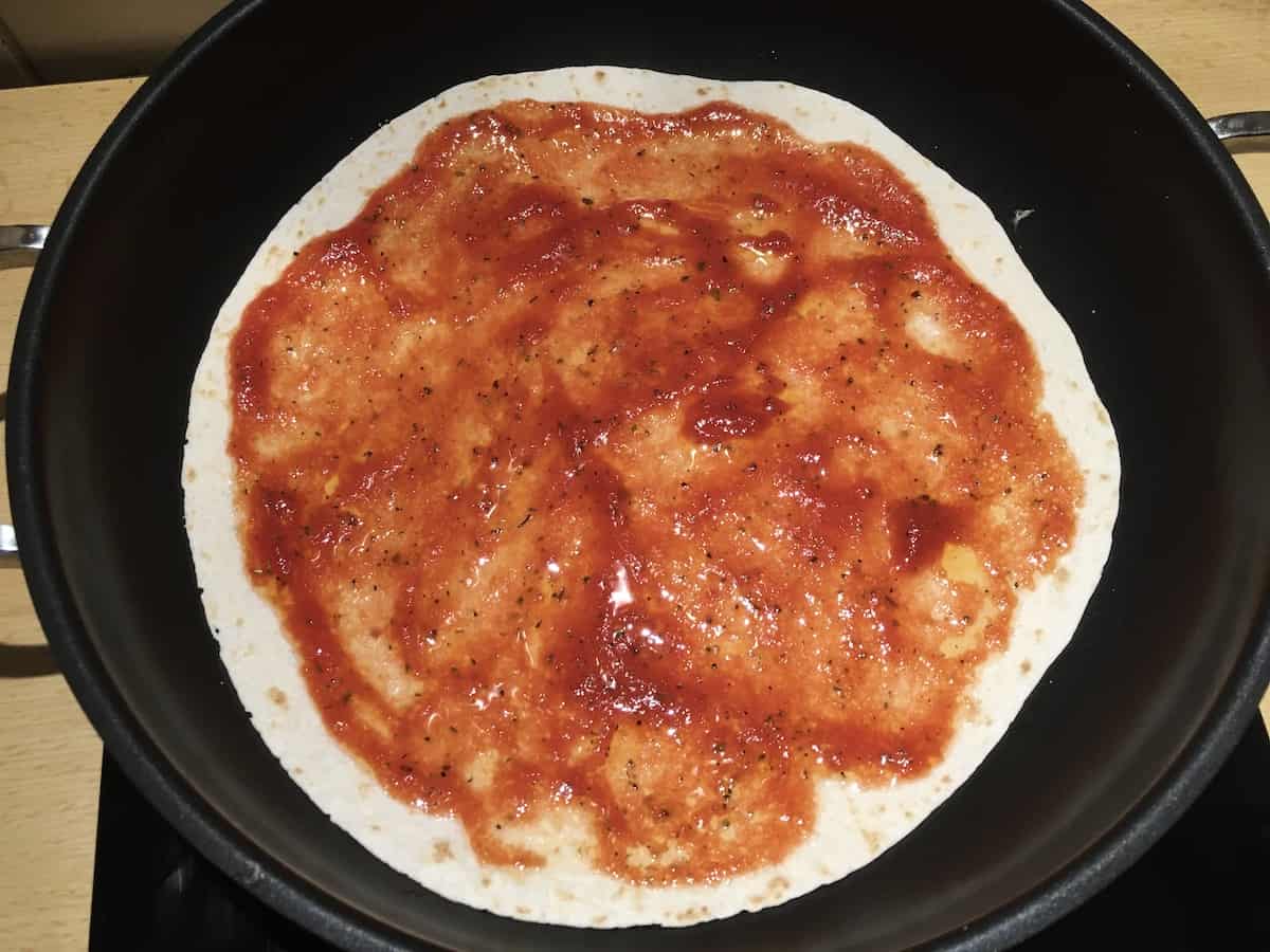Pan Pizza mit Tomatensauce