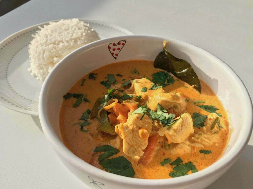 Rotes Thai Curry mit Hähnchen