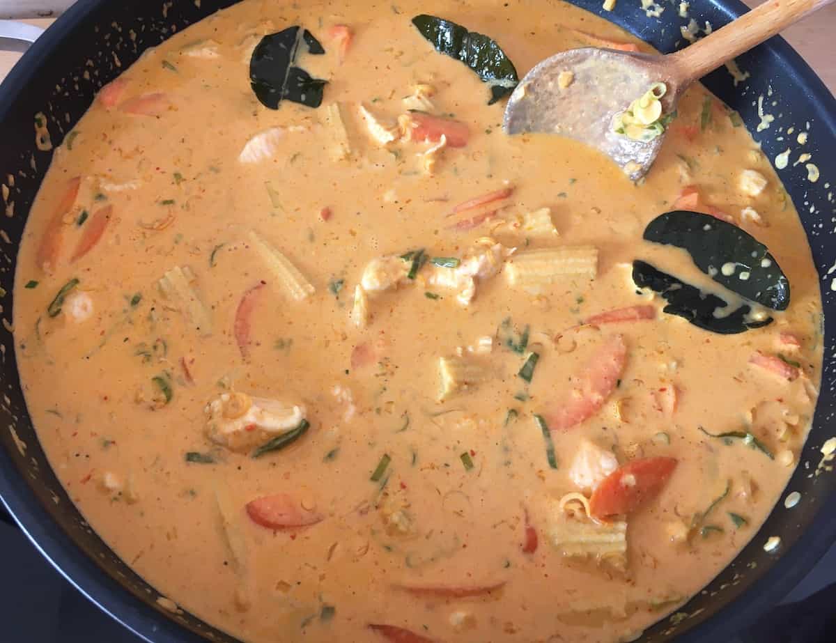 Rotes Thai Curry zubereiten