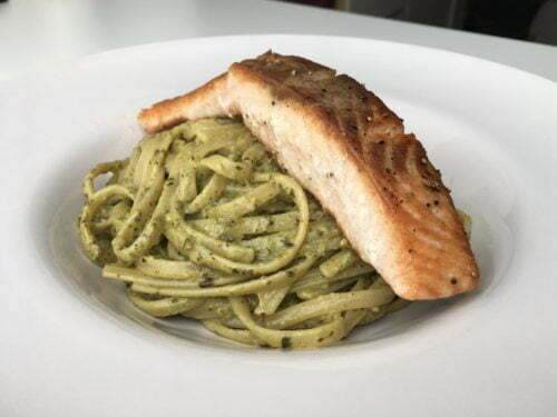 Gebratener Lachs auf Linguine mit Pesto