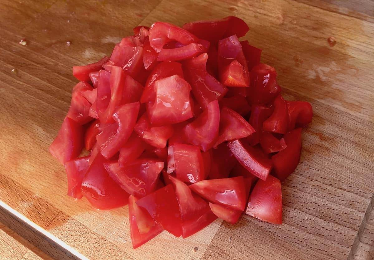 Tomaten für Salat schneiden