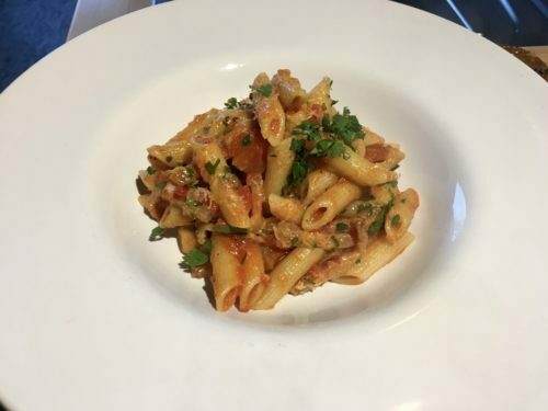 Penne All’Arrabbiata anrichten