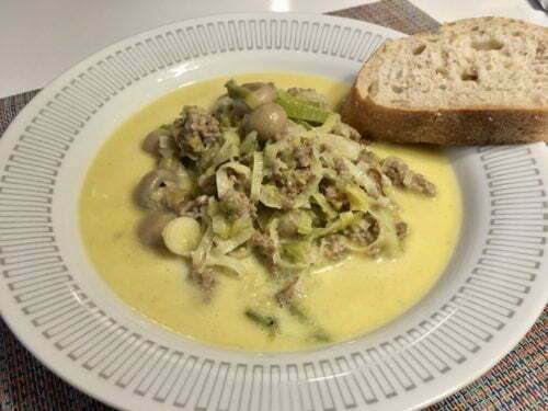 Käse-Lauch-Suppe mit Hackfleisch anrichten