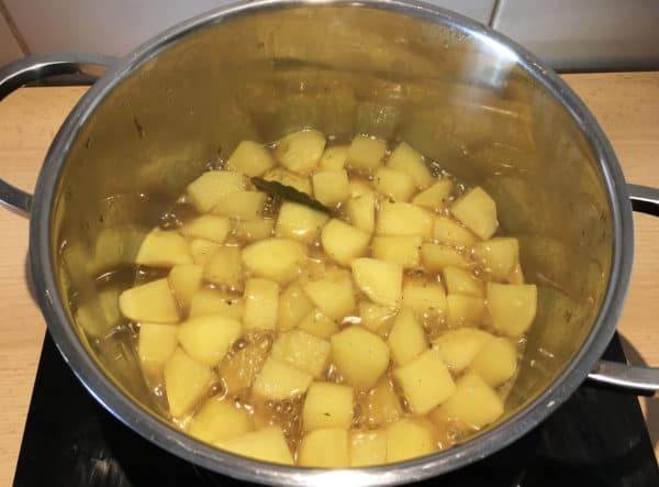 Kartoffeln in Brühe kochen