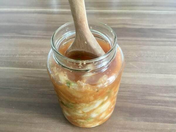 Kimchi ins Glas stopfen