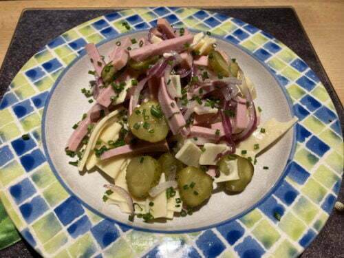 Bayrischer Wurstsalat mit Käse