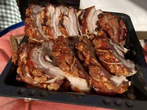 Philippinischer Schweinebauch am Drehspieß gegrillt