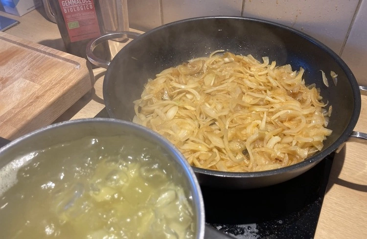 Zwiebeln für Tortilla anschwitzen