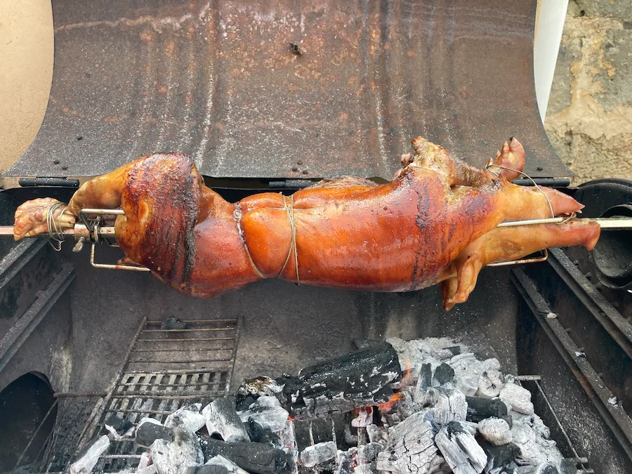 Spanferkel am Spieß grillen 4 Std